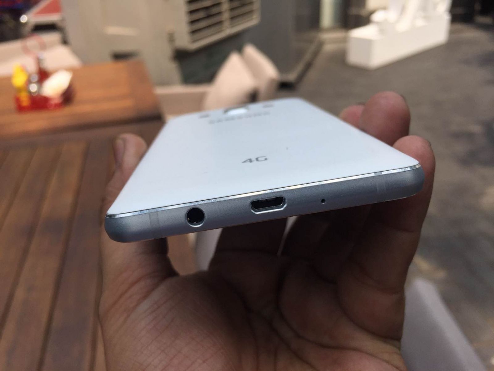 смартфон Samsung J5